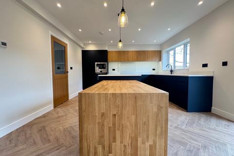 4 bedroom detached house for sale, Bradford Road, Cottingley, Bingley, Bradford , BD16