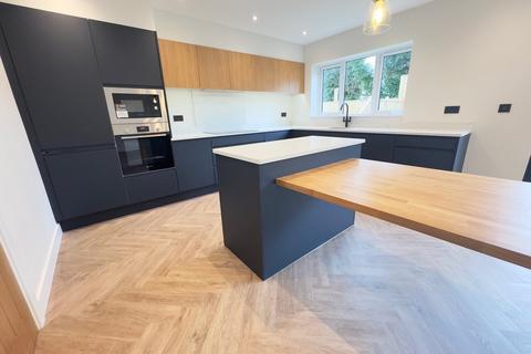 4 bedroom detached house for sale, Bradford Road, Cottingley, Bingley, Bradford , BD16