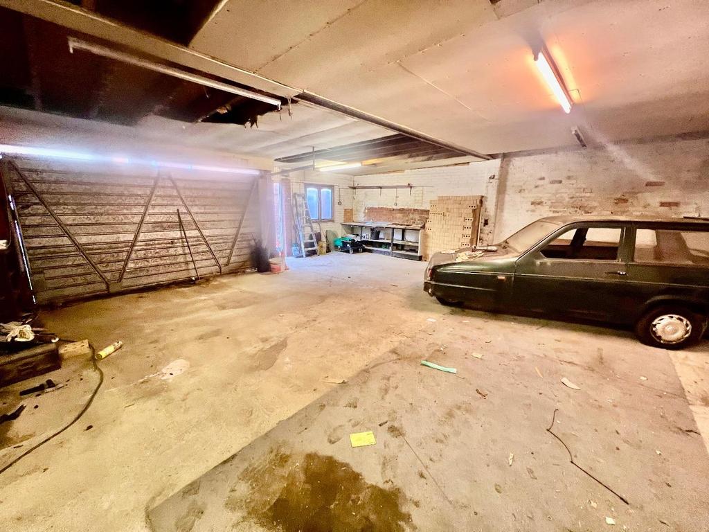 Garages/Workshop