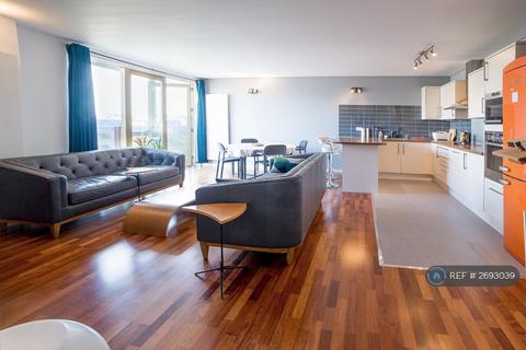 1 bedroom in a flat share to rent, Farnsworth Court, London, SE10