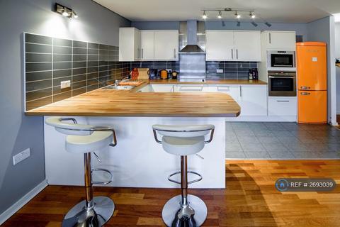 1 bedroom in a flat share to rent, Farnsworth Court, London, SE10