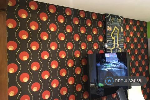 3 bedroom semi-detached house to rent, Penrith Road, London, IG6