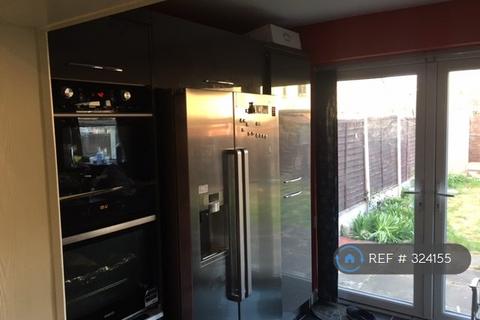 3 bedroom semi-detached house to rent, Penrith Road, London, IG6