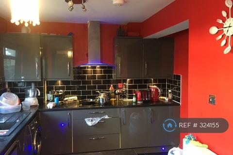 3 bedroom semi-detached house to rent, Penrith Road, London, IG6