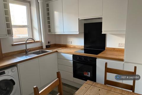 3 bedroom flat to rent, Brigstock House, London, SE5