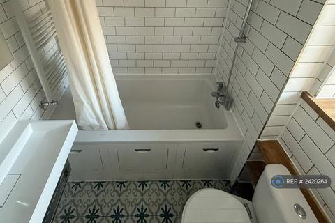 3 bedroom flat to rent, Brigstock House, London, SE5