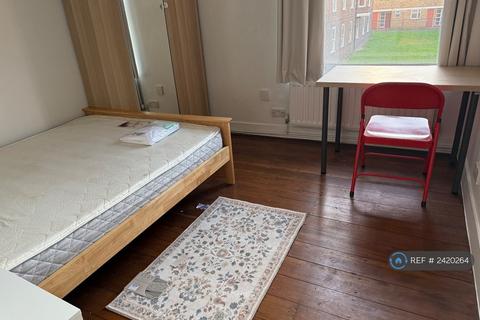 3 bedroom flat to rent, Brigstock House, London, SE5