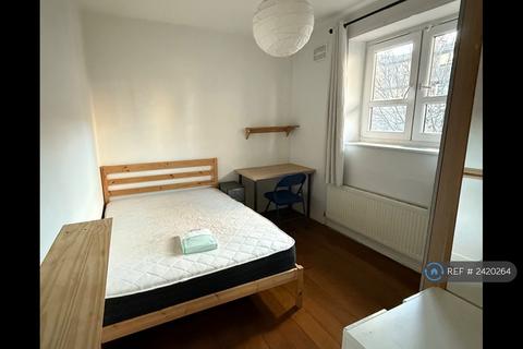 3 bedroom flat to rent, Brigstock House, London, SE5