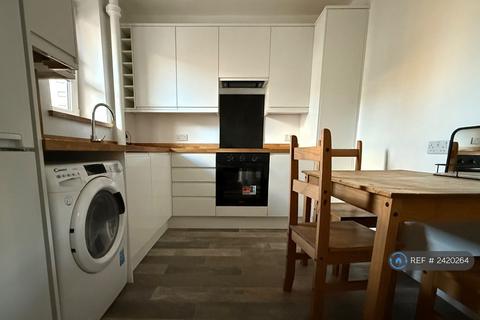 3 bedroom flat to rent, Brigstock House, London, SE5