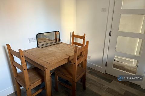 3 bedroom flat to rent, Brigstock House, London, SE5