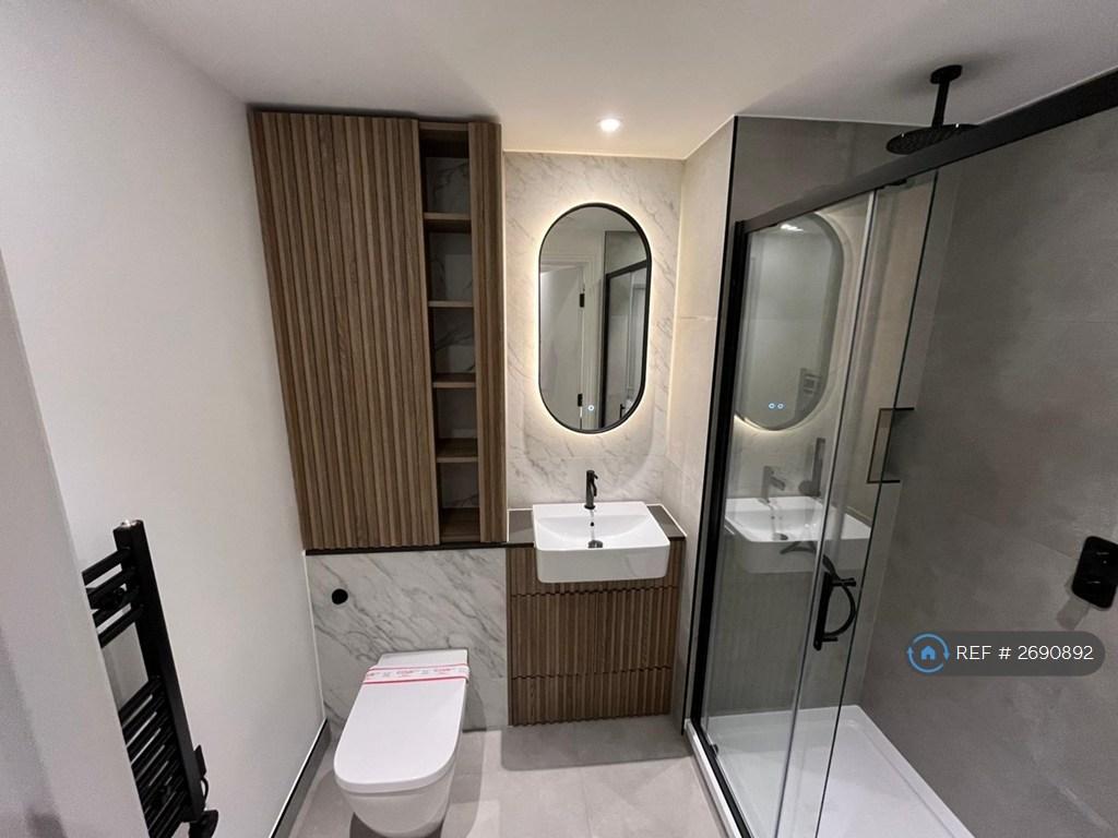 2nd Room's Ensuite Bathroom