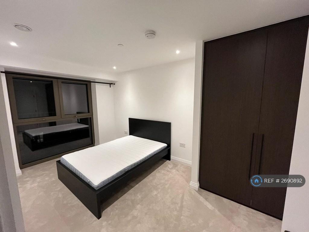 Master Bedroom With Inbuilt Wardrobe (Ensuite)