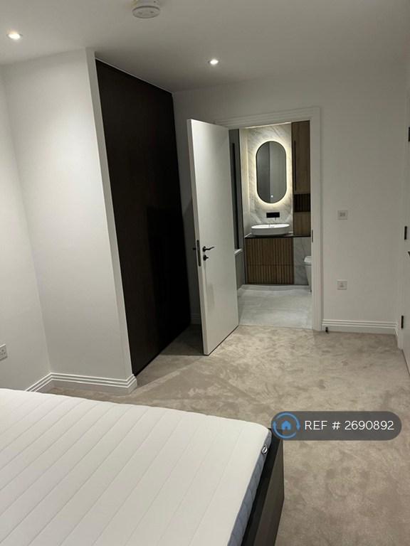 Master Bedroom With Inbuilt Wardrobe (Ensuite) 2