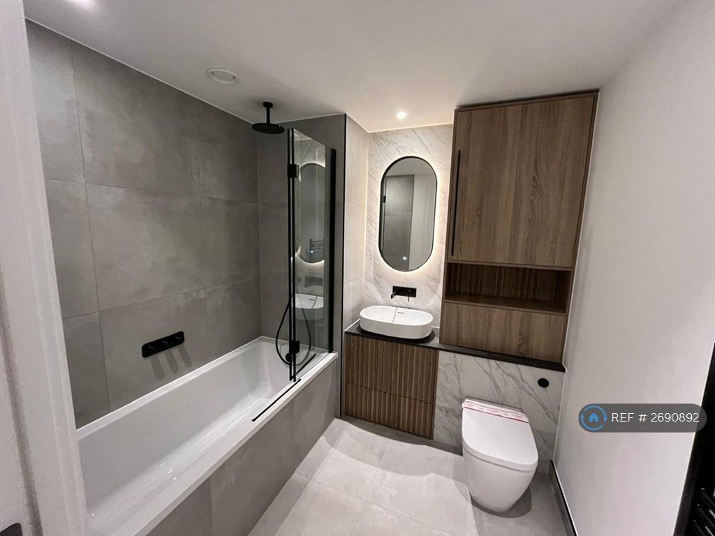 Master Bedroom's Ensuite Bathroom