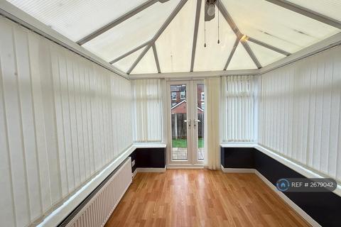 3 bedroom semi-detached house to rent, Bishopgarth Close, Doncaster, DN5