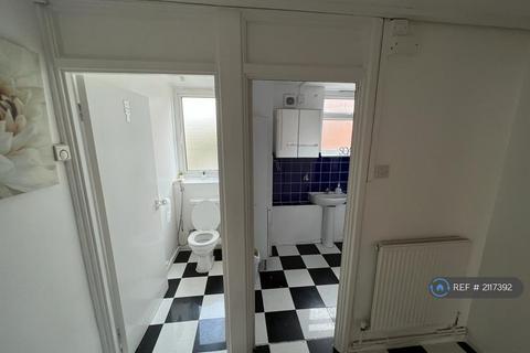 3 bedroom flat to rent, Glebelands Road, Feltham, TW14