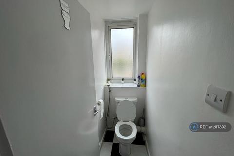 3 bedroom flat to rent, Glebelands Road, Feltham, TW14