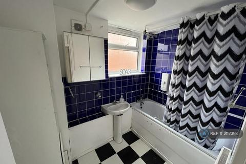 3 bedroom flat to rent, Glebelands Road, Feltham, TW14