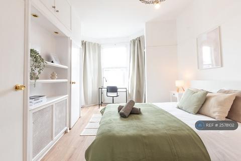 2 bedroom semi-detached house to rent, Gladys Avenue, Portsmouth, PO2