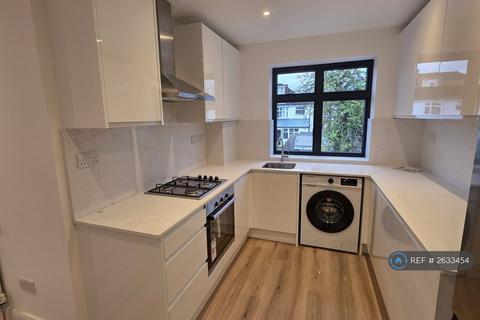 3 bedroom flat to rent, Chantry Close, Harrow, HA3
