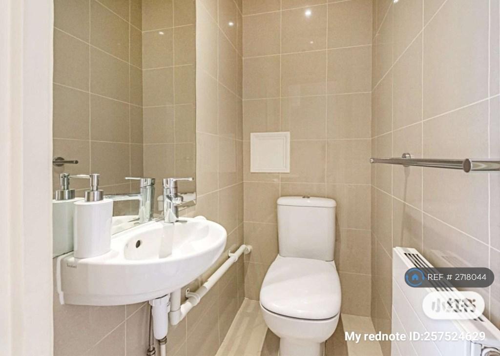 Guess Cloakroom
