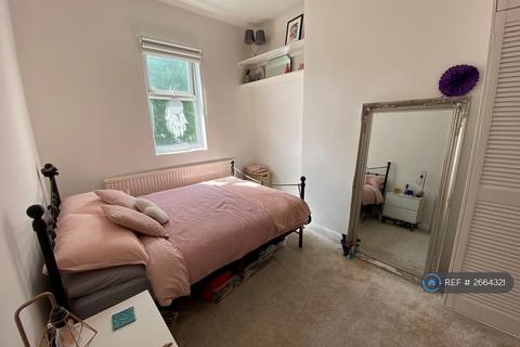 2 bedroom flat to rent, West Bank, London, N16