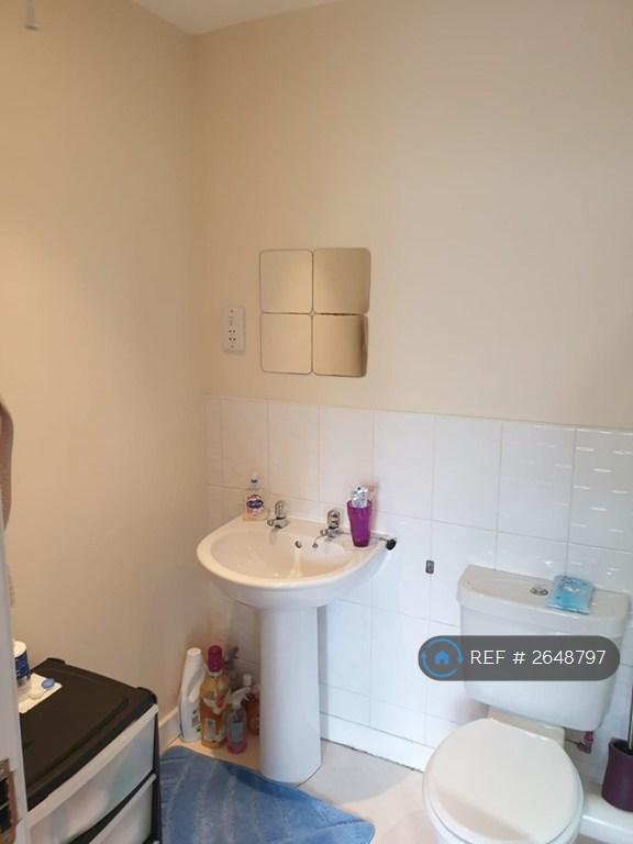 Bathroom To The En-Suite.