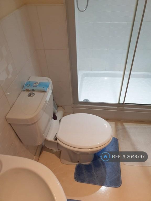 Bathroom To The En-Suite