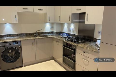 4 bedroom semi-detached house to rent, Kings Reach, Slough, SL3