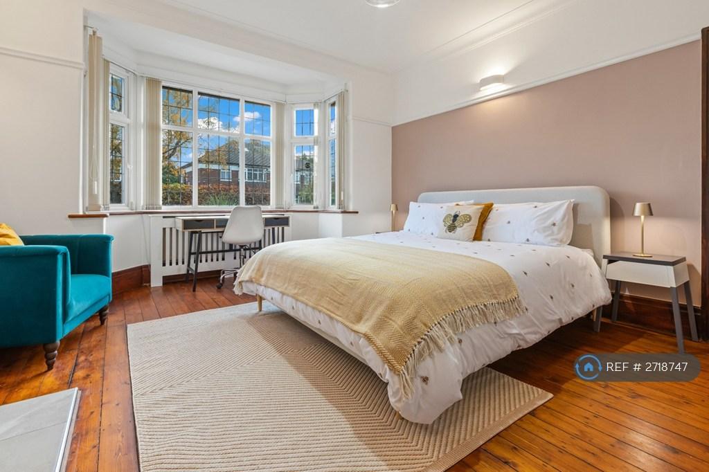 Elegant Room - Seating Area & s.King Size Dusk Bed