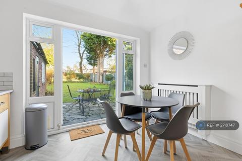 1 bedroom in a house share to rent, Lullington Road, Salford, M6