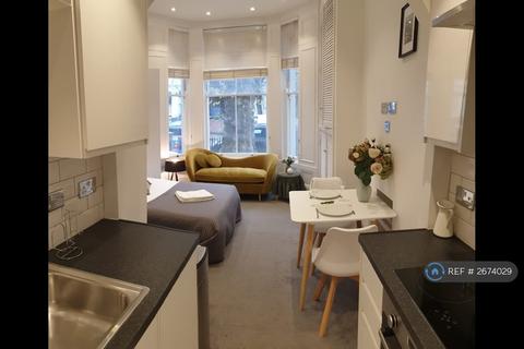 Studio to rent, Aldridge Road Villas, London, W11