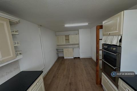 3 bedroom semi-detached house to rent, Medway Close, London, CR0