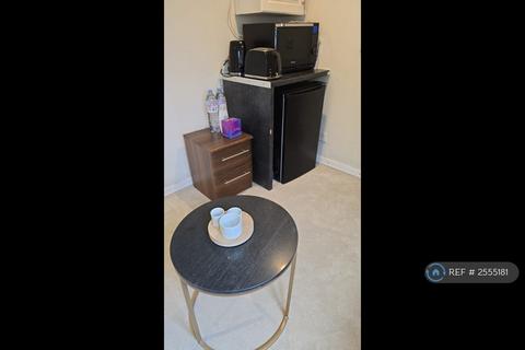 1 bedroom in a house share to rent, Celandine Close, South Ockendon, RM15