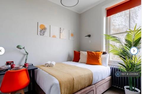 Studio to rent, Leinster Square, London, W2