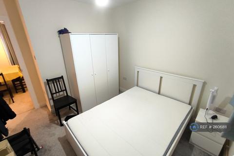 4 bedroom terraced house to rent, Susannah Street, London, E14