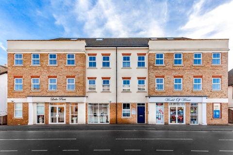 2 bedroom flat to rent, Station Road, Horley
