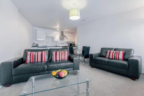 2 bedroom flat to rent, Station Road, Horley