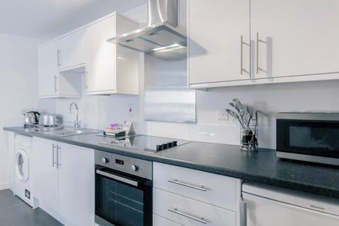 2 bedroom flat to rent, Station Road, Horley
