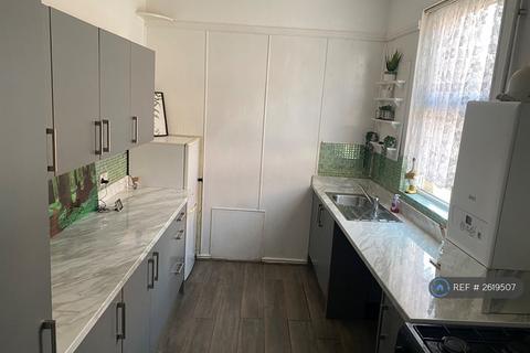 2 bedroom semi-detached house to rent, Whingate Grove, Leeds, LS12