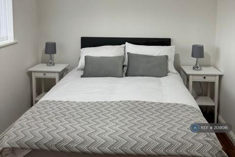 2 bedroom flat to rent, Silchester Drive, Manchester, M40