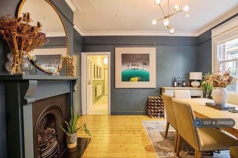 3 bedroom flat to rent, Harborough Road, London, SW16