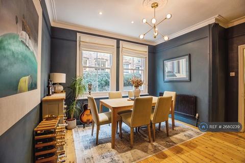 3 bedroom flat to rent, Harborough Road, London, SW16