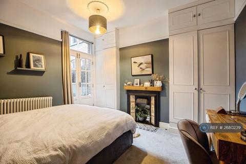 3 bedroom flat to rent, Harborough Road, London, SW16