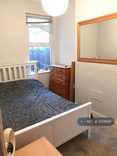 2 bedroom flat to rent, North Road, Westcliff-On-Sea, SS0
