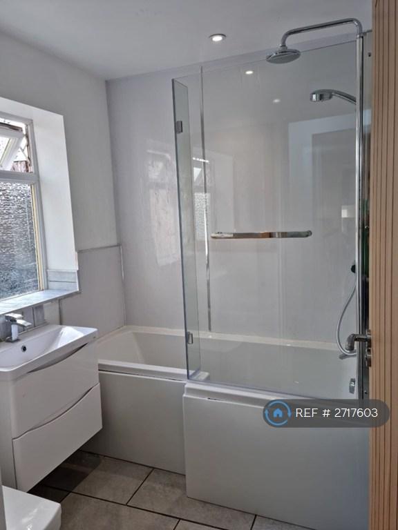 Main Bathroom (Shared For 2 Rooms)