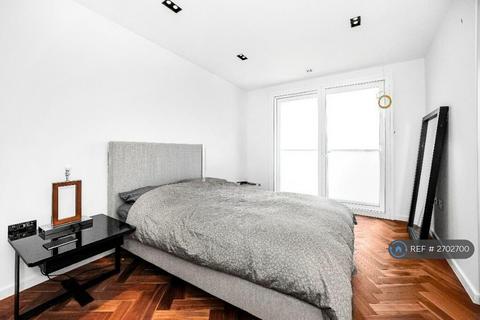 1 bedroom in a flat share to rent, New Providence Wharf, London, E14