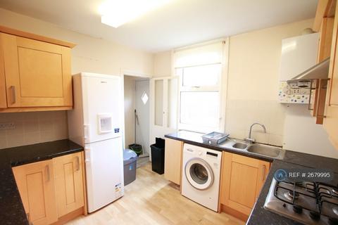 4 bedroom terraced house to rent, Grange Avenue, Reading, RG6