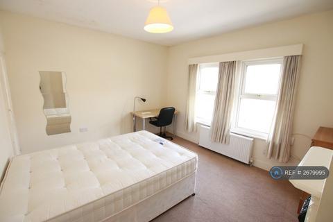 4 bedroom terraced house to rent, Grange Avenue, Reading, RG6