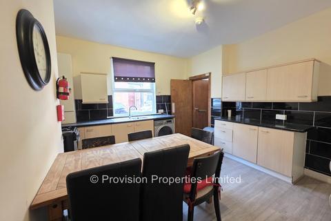 4 bedroom terraced house to rent, Branksome Place, Hyde Park LS6